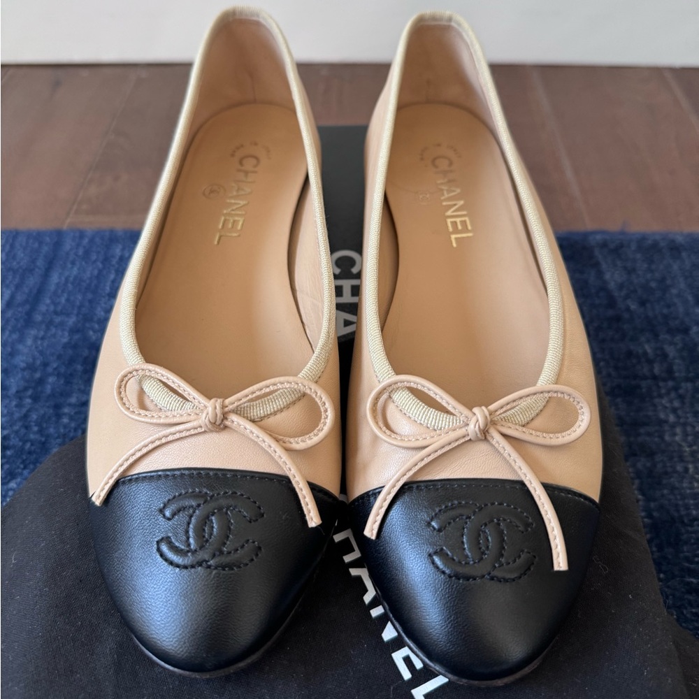 CHANEL BLACK & BEIGE BALLET FLATS 38.5
